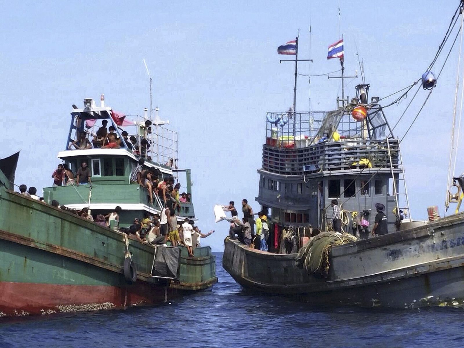 Un grupo de inmigrantes de la minoría étnica musulmana rohingya piden ayuda desde un barco a la deriva en el mar de Andamán, cerca de Malasia, al sur de Tailandia.