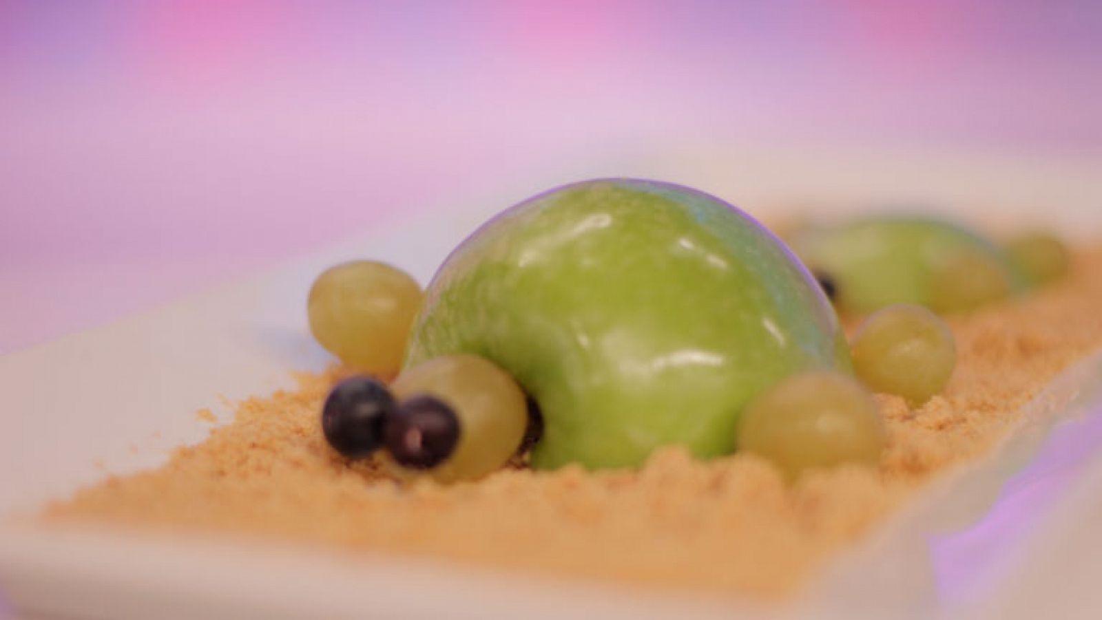 Receta - Tortuga de manzana y uva en isla de galleta