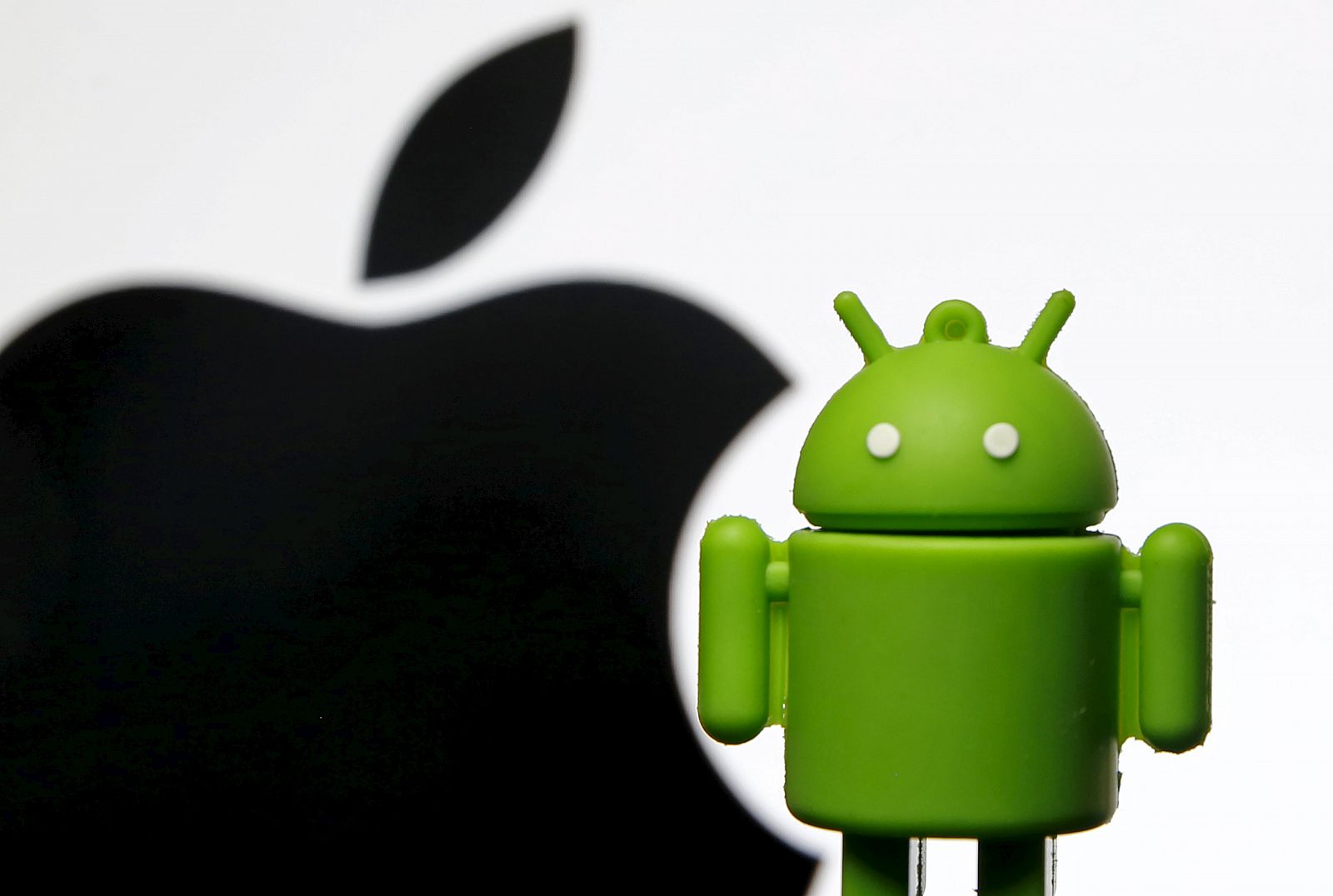 El icono de Apple se enfrenta al del sistema Android, dominante en los móviles de Samsung
