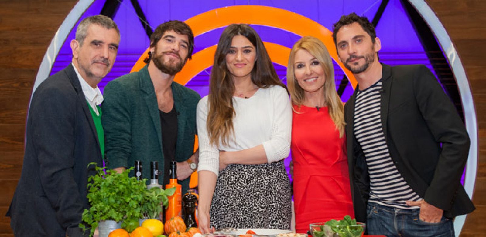 Joaquín Oristrell, Olivia Molina, Paco León y Alfonso Bassave con Cayetana Guillén Cuervo