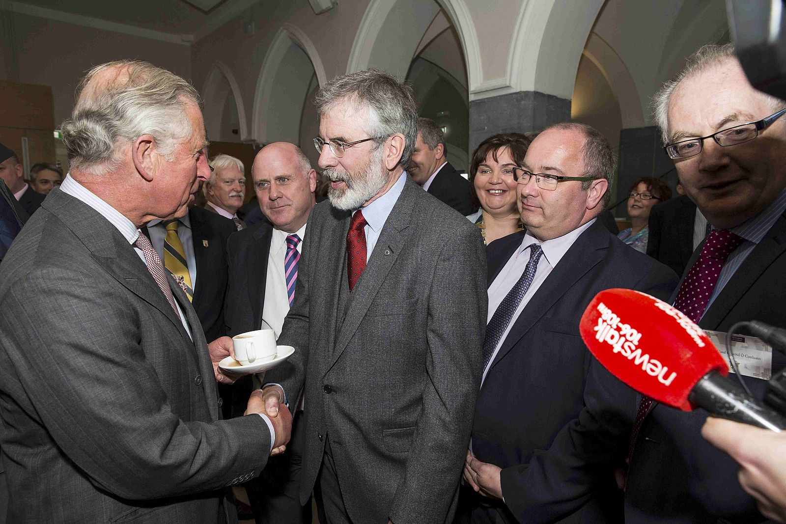 El príncipe Carlos departe con Gerry Adams este martes en la Universidad de Galway
