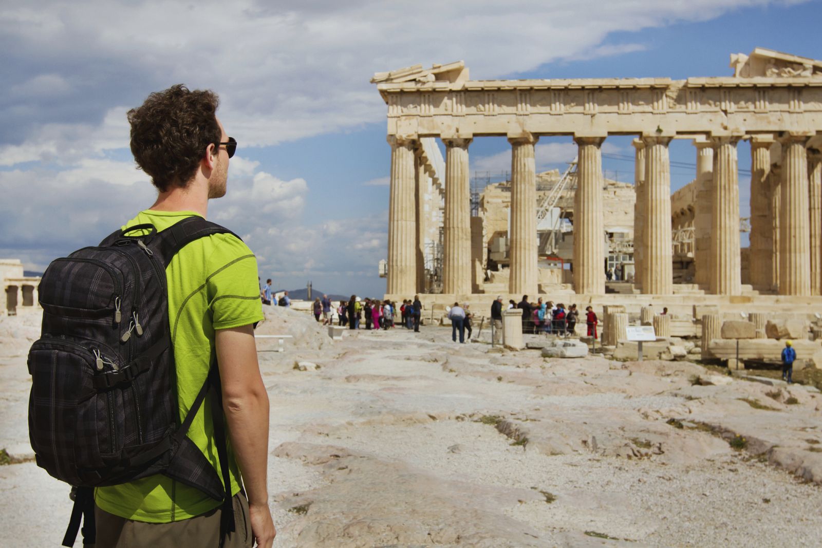 Un turista en la Acrópolis de Atenas