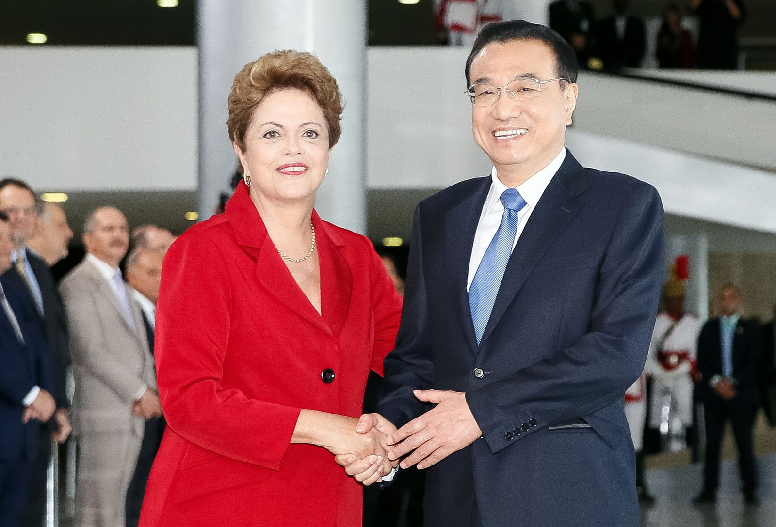 La presidenta brasileña Dilma Rousseff saluda al primer ministro chino Li Keqiang