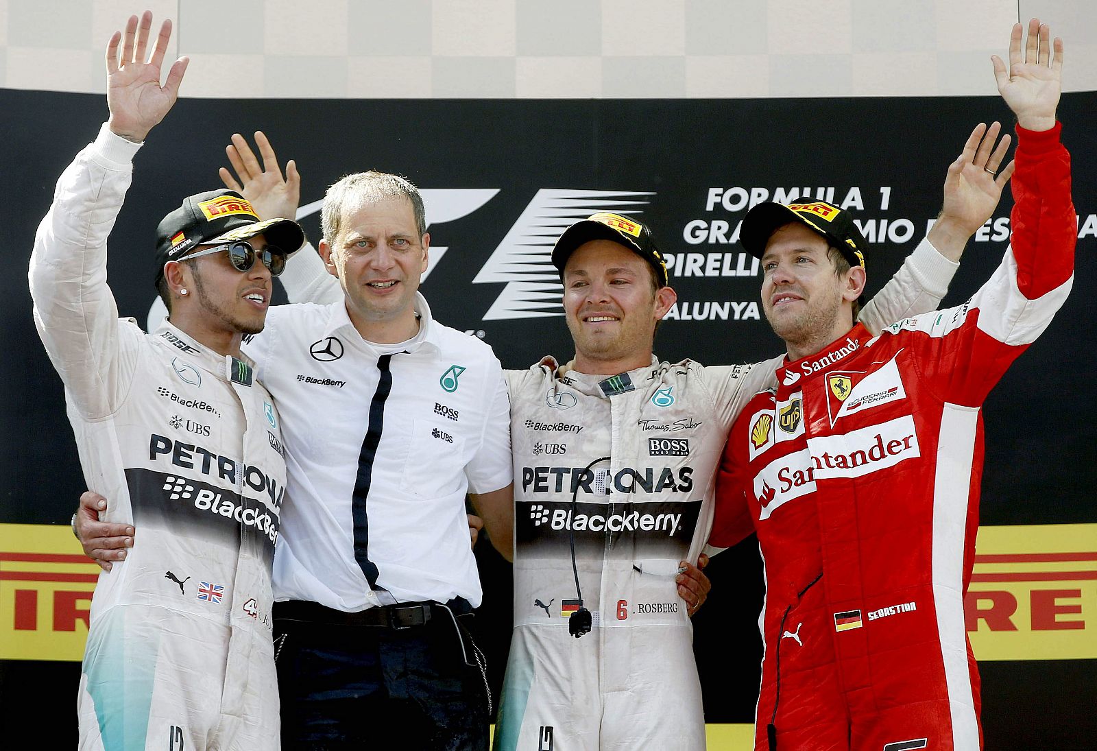 Hamilton, Rosberg y Vettel, con Paddy Lowe (Mercedes) entre ellos, en el podio de Montmeló