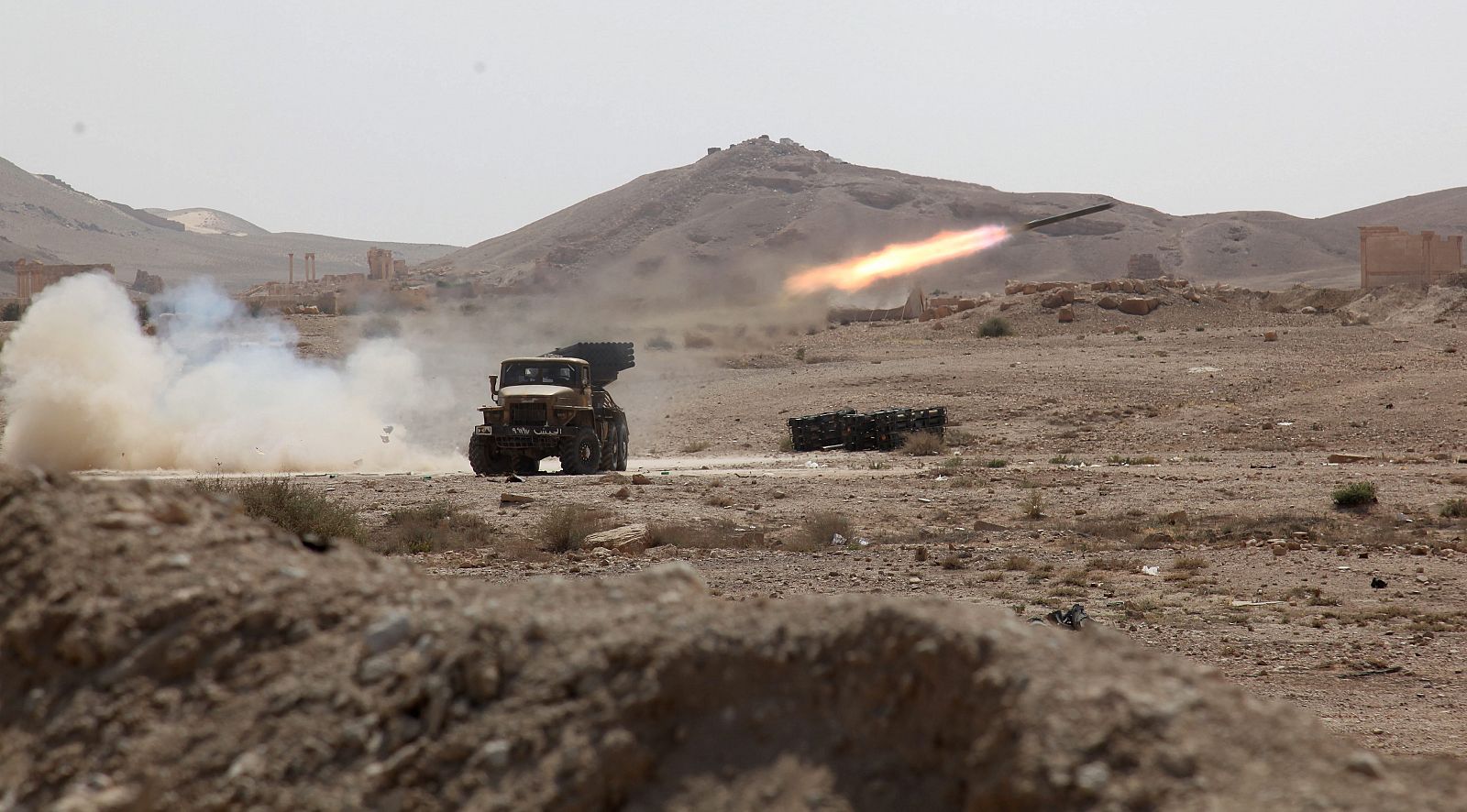 El Ejército sirio lanza un misil contra el EI en Palmira, el 19 de mayo