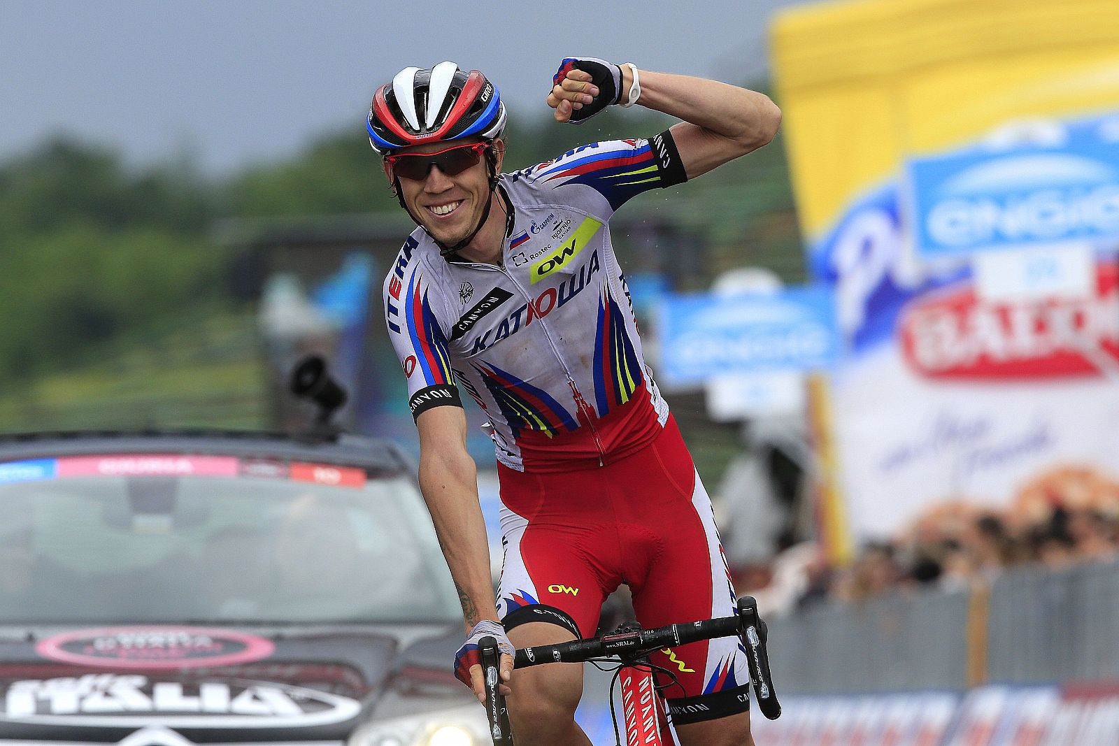 El ruso Zakarin celebra su victoria de etapa en el Giro