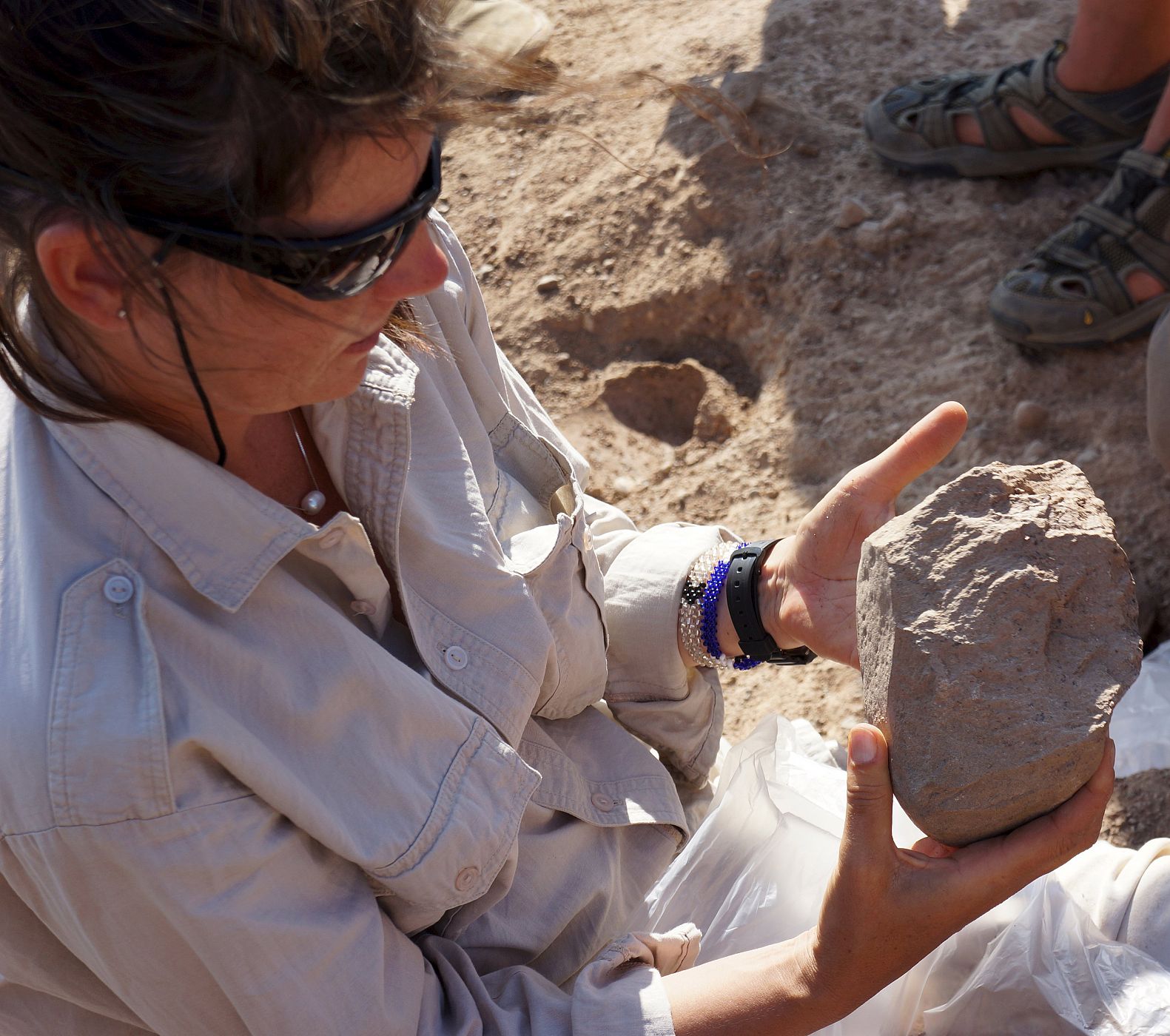 La arqueóloga Sonia Harmand examina una de las herramientas de piedra encontradas en el lago Turkana, en Kenia.