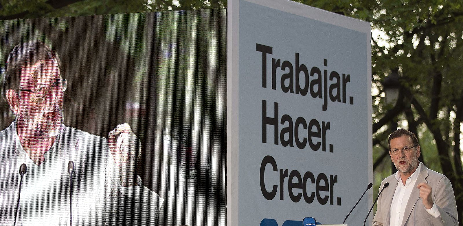 El presidente del Gobierno y del Partido Popular, Mariano Rajoy, en un mitin en Sevilla