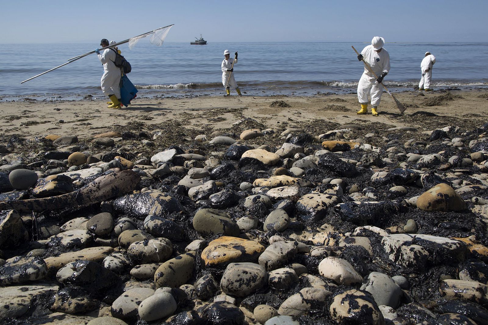 Equipos de limpieza recogen el petróleo vertido en la playa de Refugio State cerca de Goleta, California