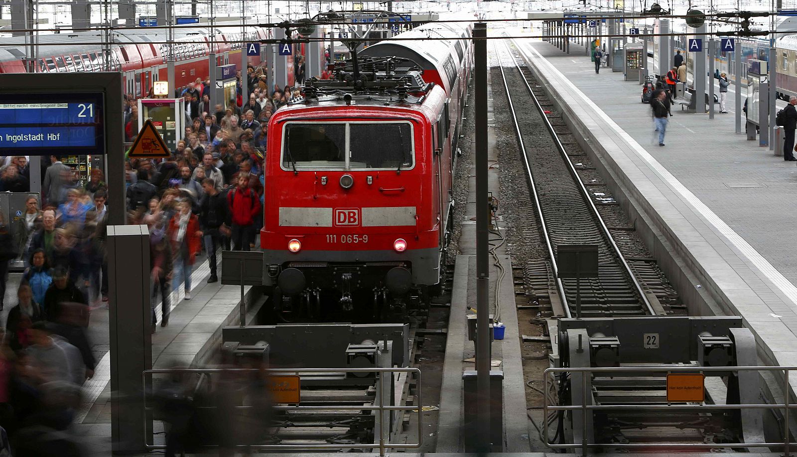 Pasajeros salen de un tren en la estación principal de Munich durante la huelga de maquinistas