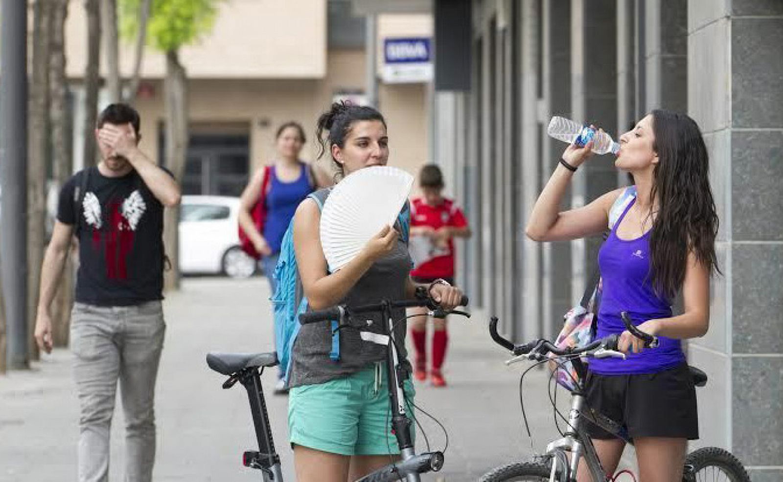 Unas chicas en bicicleta se refrescaban el 13 de mayo en Lleida ante la ola de calor veraniego.