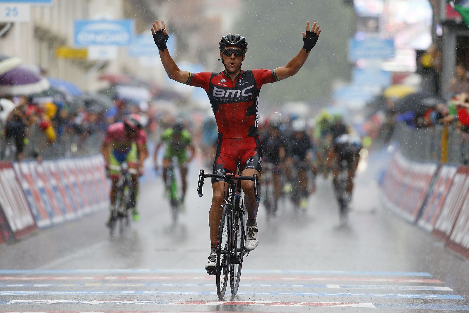 Philippe Gilbert celebra su victoria en la etapa 12 del Giro de Italia.