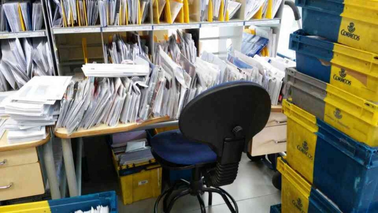 Mesa vacía en una oficina de Correos de la localidad tinerfeña de La Orotava