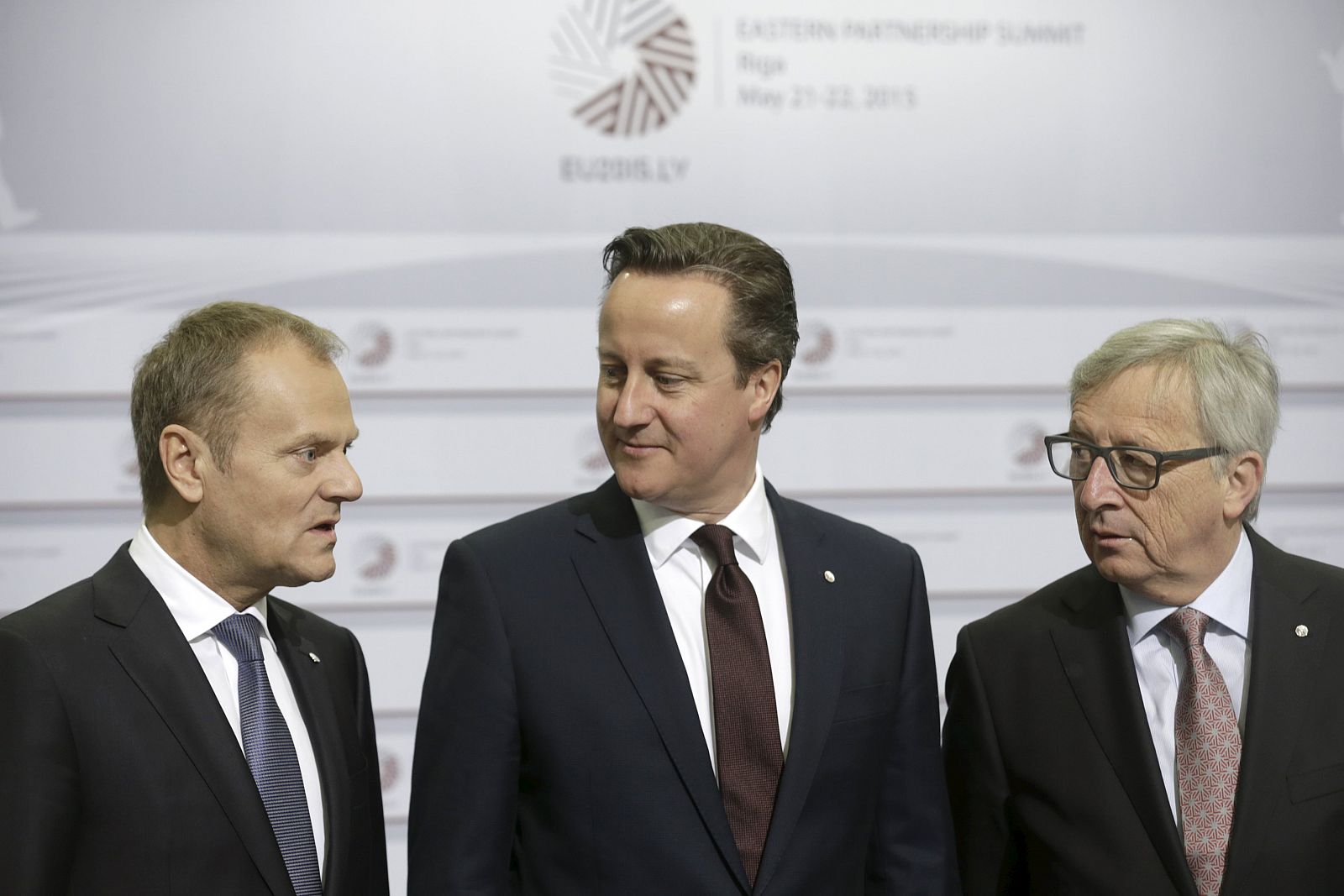 Cameron entre los lCameron entre los líderes comunitarios Donald Tusk (izquierda) y Jean-Claude Juncker, este viernes en Riga.