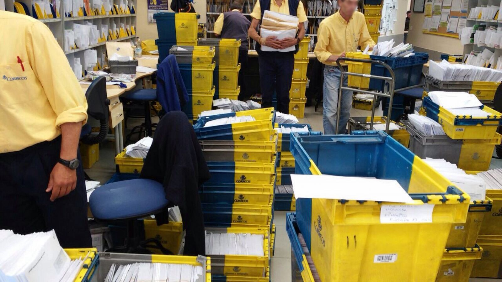 Envíos acumulados en una oficina de Correos