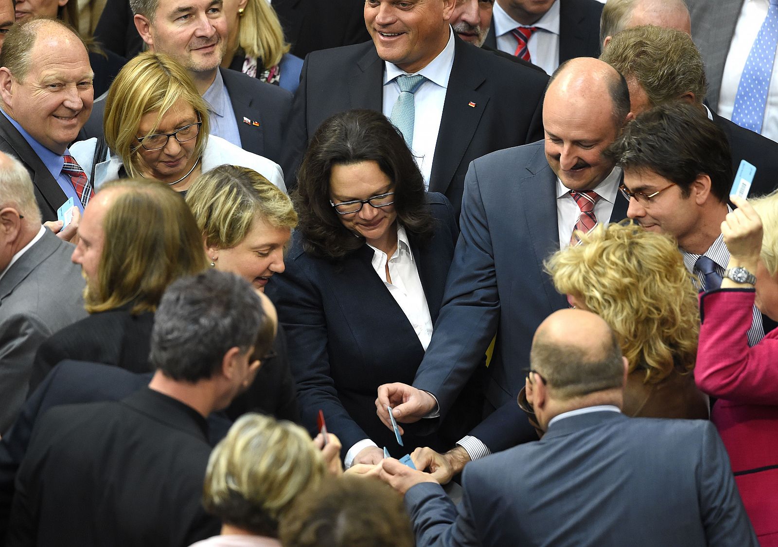 La ministra de Empleo de Alemania vota junto a otros diputados la nueva ley sobre negociación colectiva