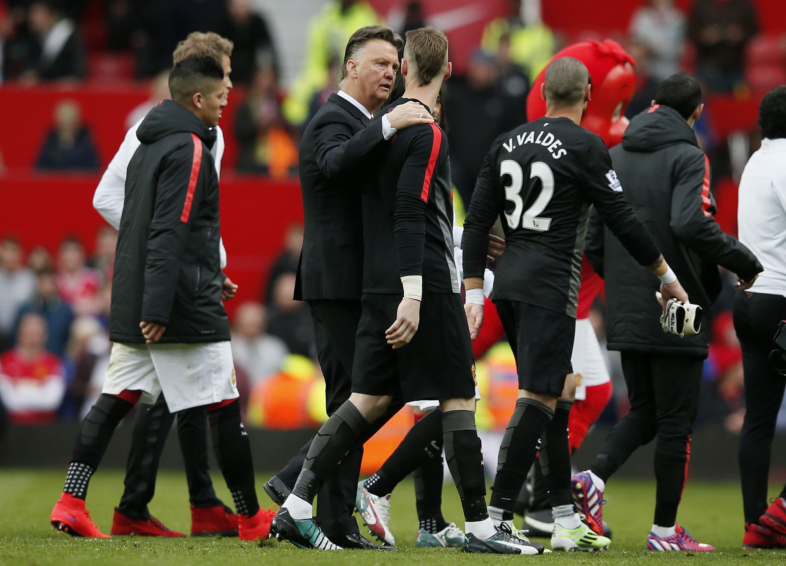 El entrenador del Manchester United, Louis van Gaal, saluda a De Gea (de espaldas)