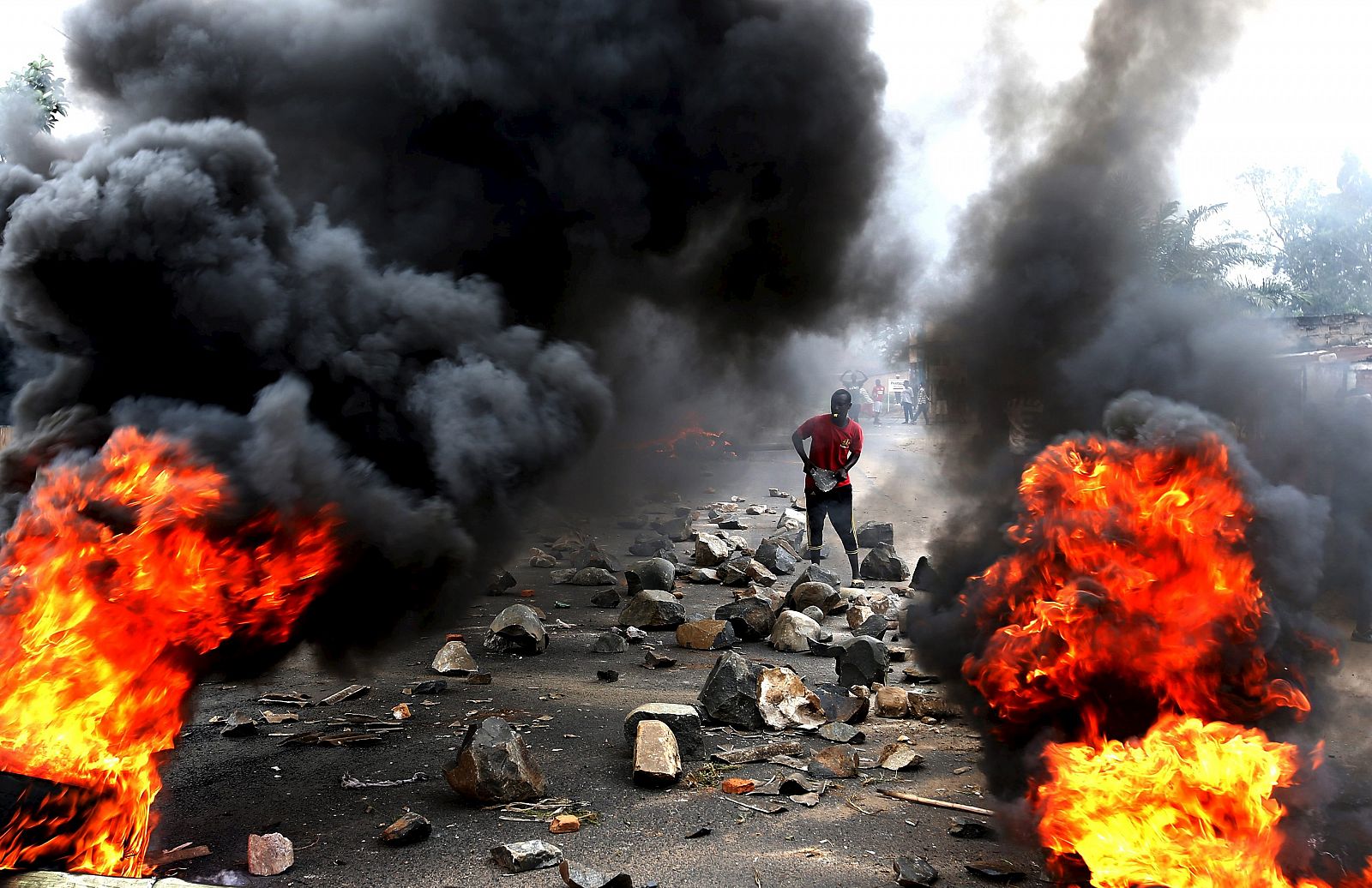 Manifestante en una barricada en la capital de Burundi, Bujumbura, en las protestas contra el presidente
