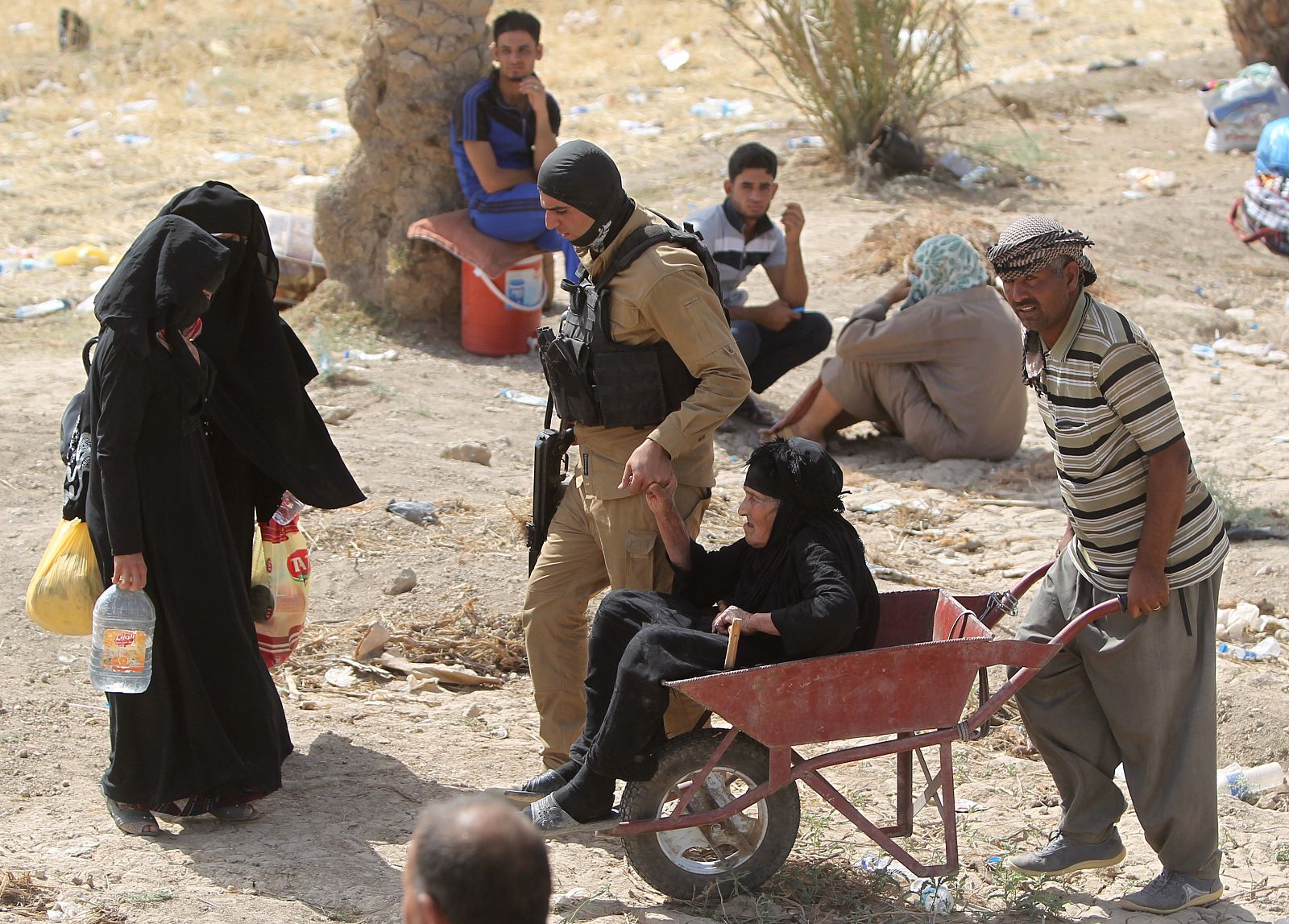Un mujer es trasladada tras la invasión de Ramadi por el Estado Islámico