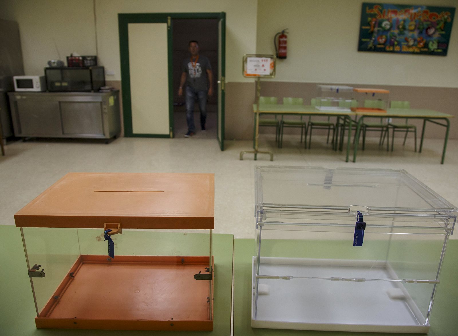 Dos urnas en un centro de votación de Madrid antes de las elecciones municipales y autonómicas.