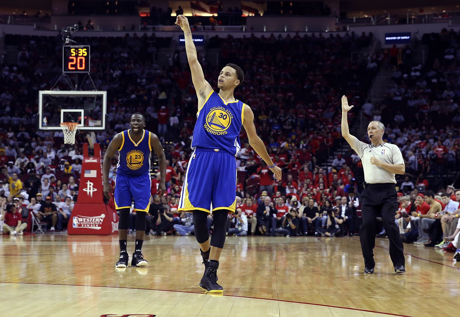 Stephen Curry lanza un triple en el partido contra Houston Rockets.