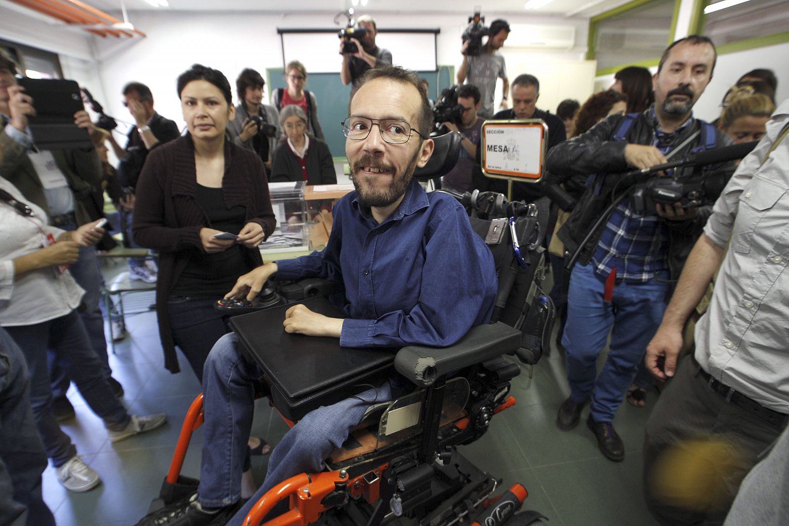 El candidato de Podemos a la presidencia del Gobierno de Aragón, Pablo Echenique, tras votar para las elecciones del 24M en su colegio electoral, el IES Medina Albaida de Zaragoza.