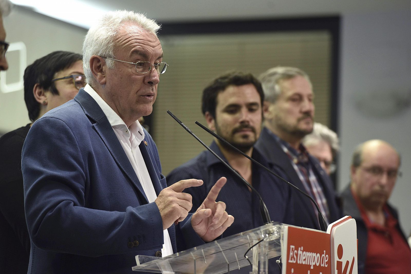 Cayo Lara, coordinador federal de Izquierda Unida, valora los resultados de las elecciones en presencia de Alberto Garzón, candidato de IU a la presidencia del Gobierno.