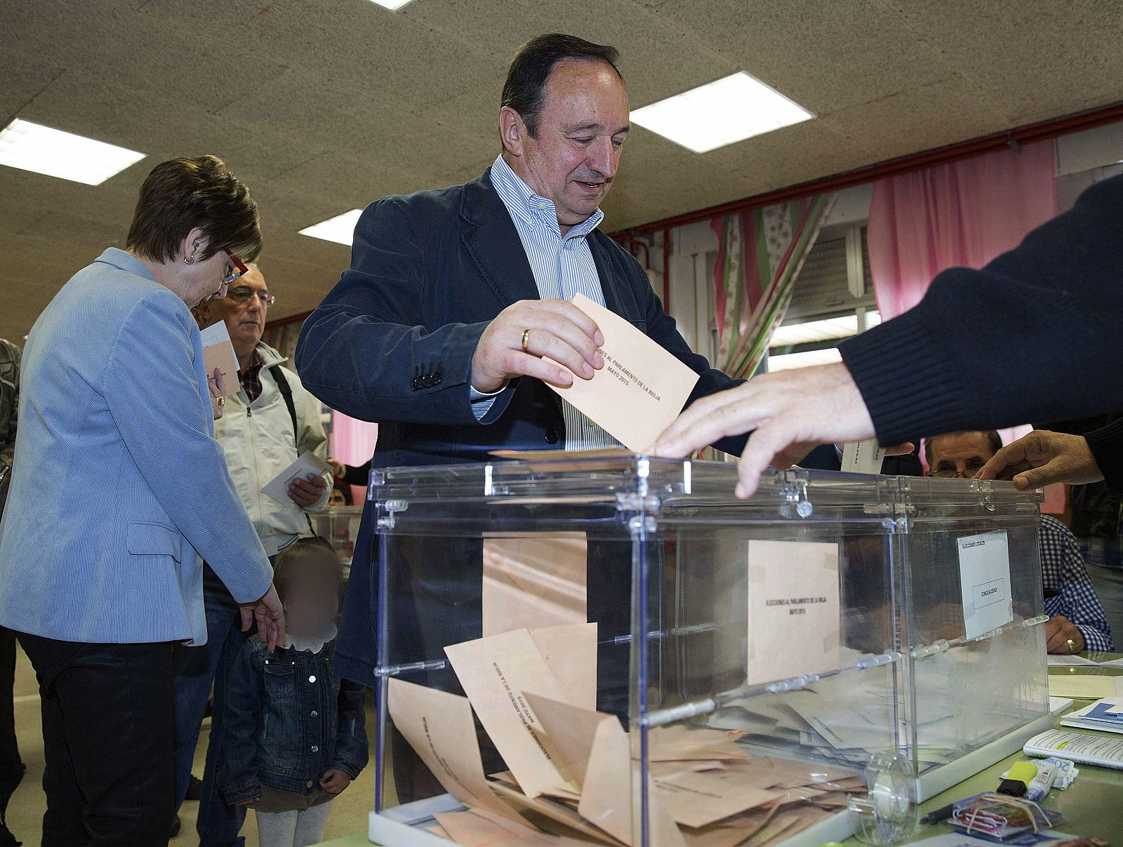 El candidato del PP a la Presidencia del Gobierno de La Rioja, Pedro Sanz, vota en Logroño