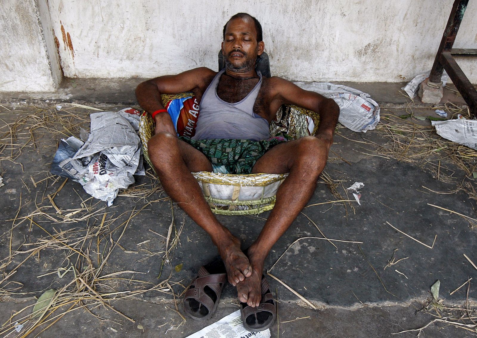Un jornalero descansa en la sombra en plena ola de calor en Calcuta, India.