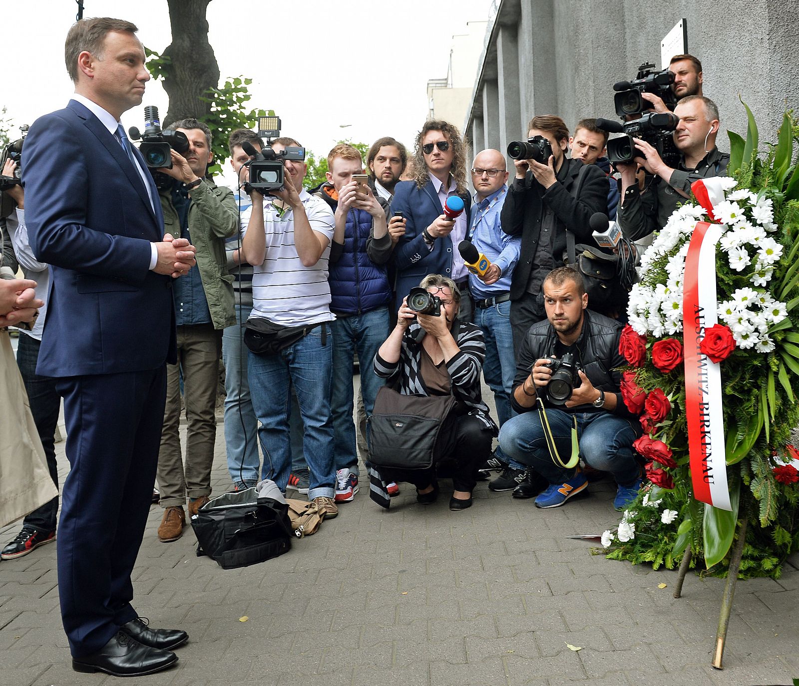 El presidente electo de Polonia, Andrzej Duda, homenajea a las víctimas del régimen comunista.