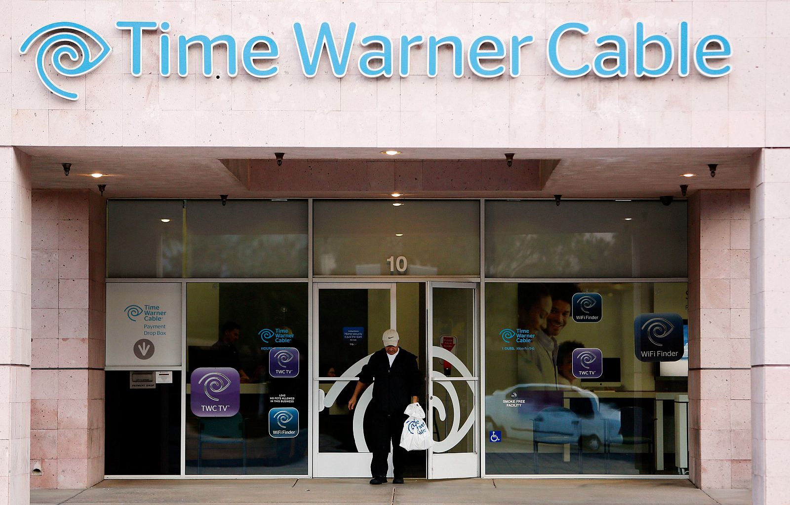 Un hombre sale de una tienda de Time Warner en la ciudad californiana de Palm Springs