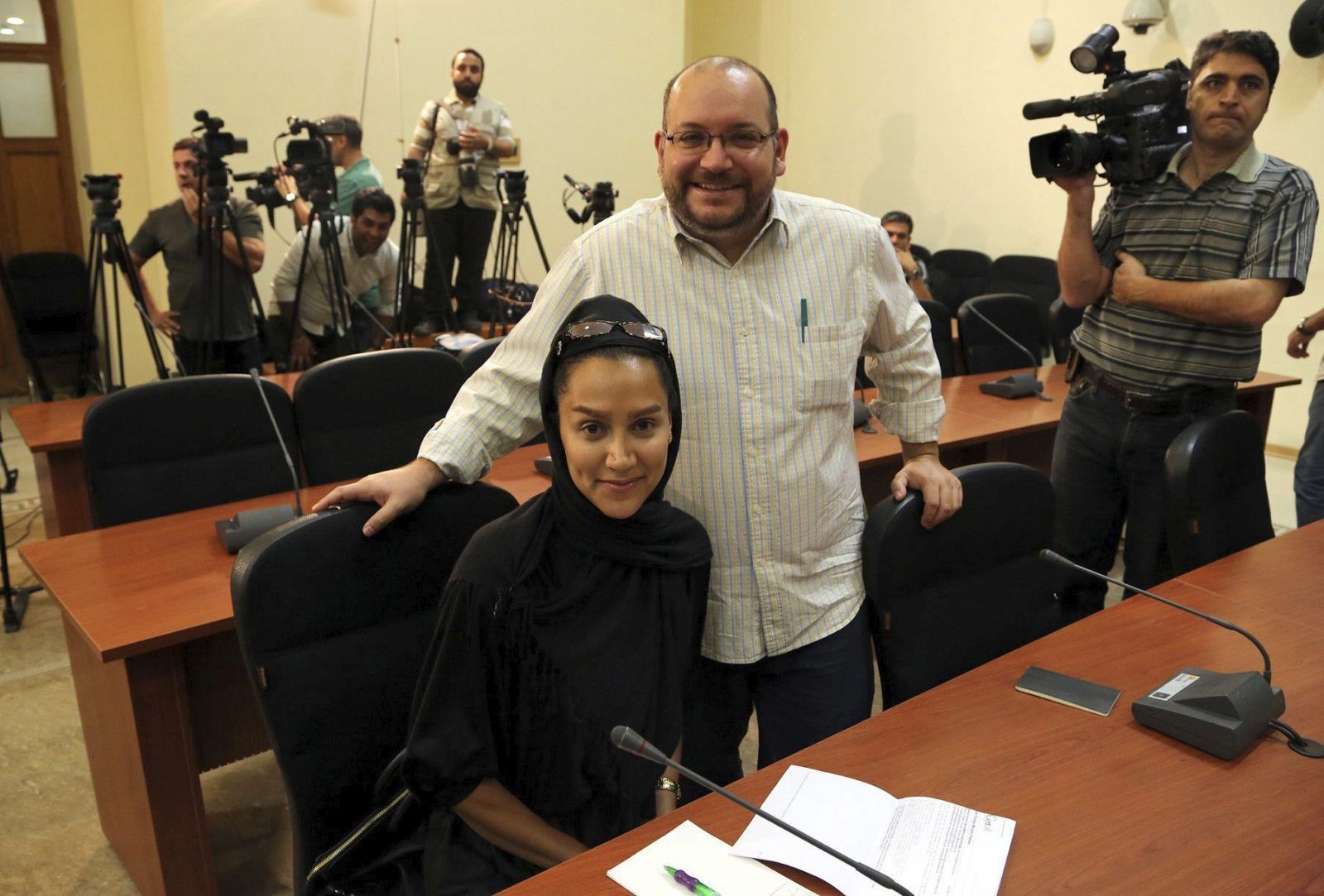Jason Rezaian, corresponsal del Washington Post, y su mujer Yeganeh Salehi, durante una rueda de prensa en Teherán en 2013.