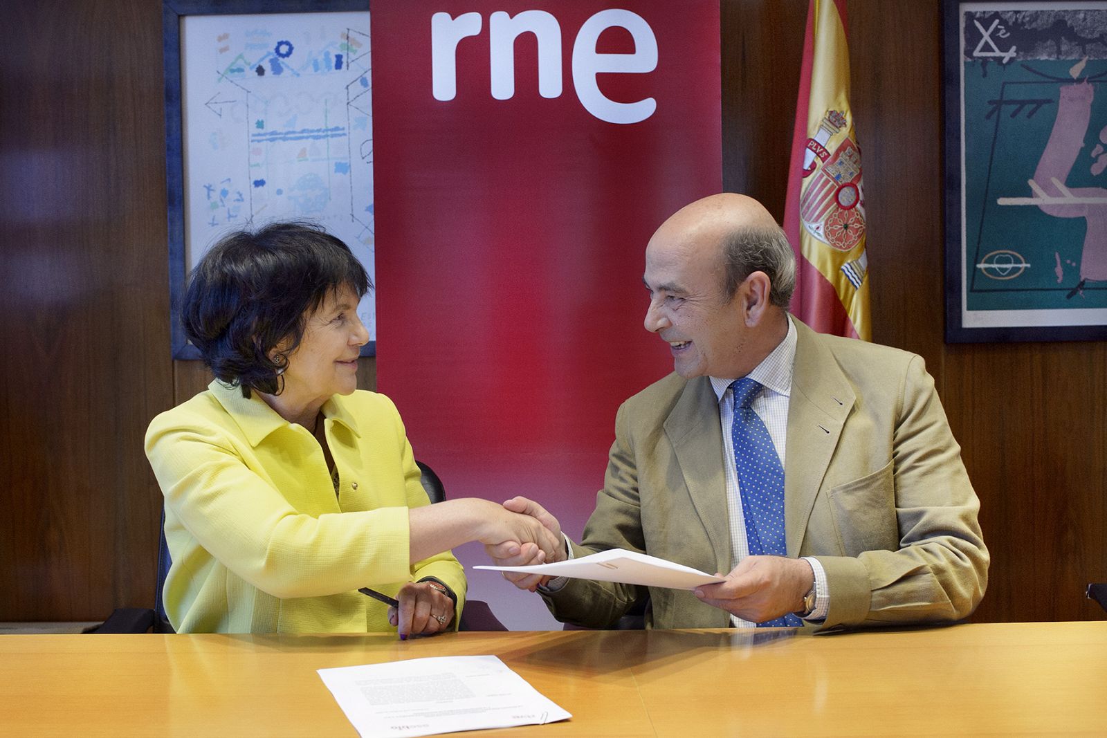 Regina Sevilla, presidenta de ASEBIO, y Alfonso Nasarre, director de RNE