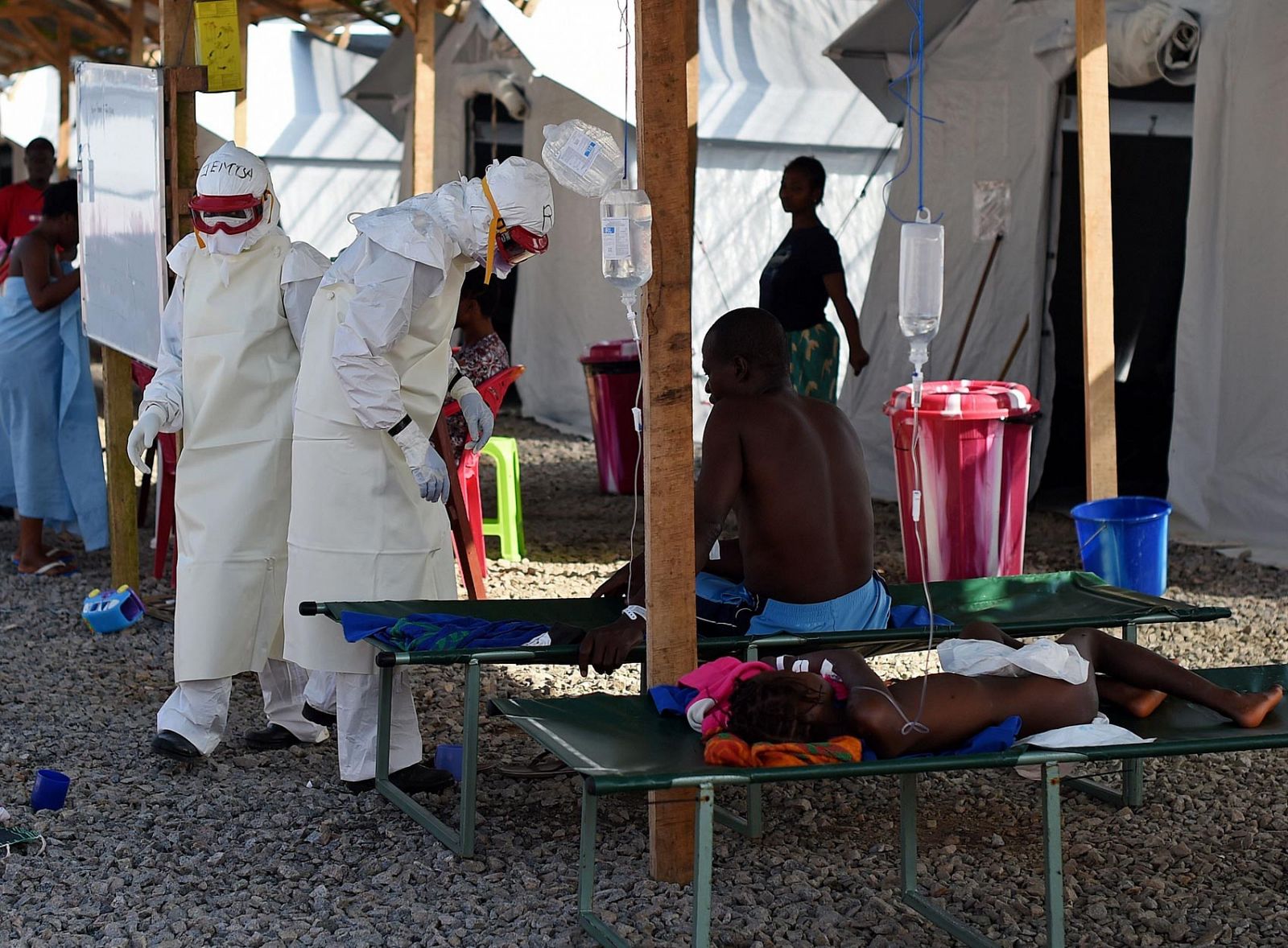 Enfermeras con equipación de protección contra el ébola en un hospital del este de Sierra Leona, en mayo de 2014.