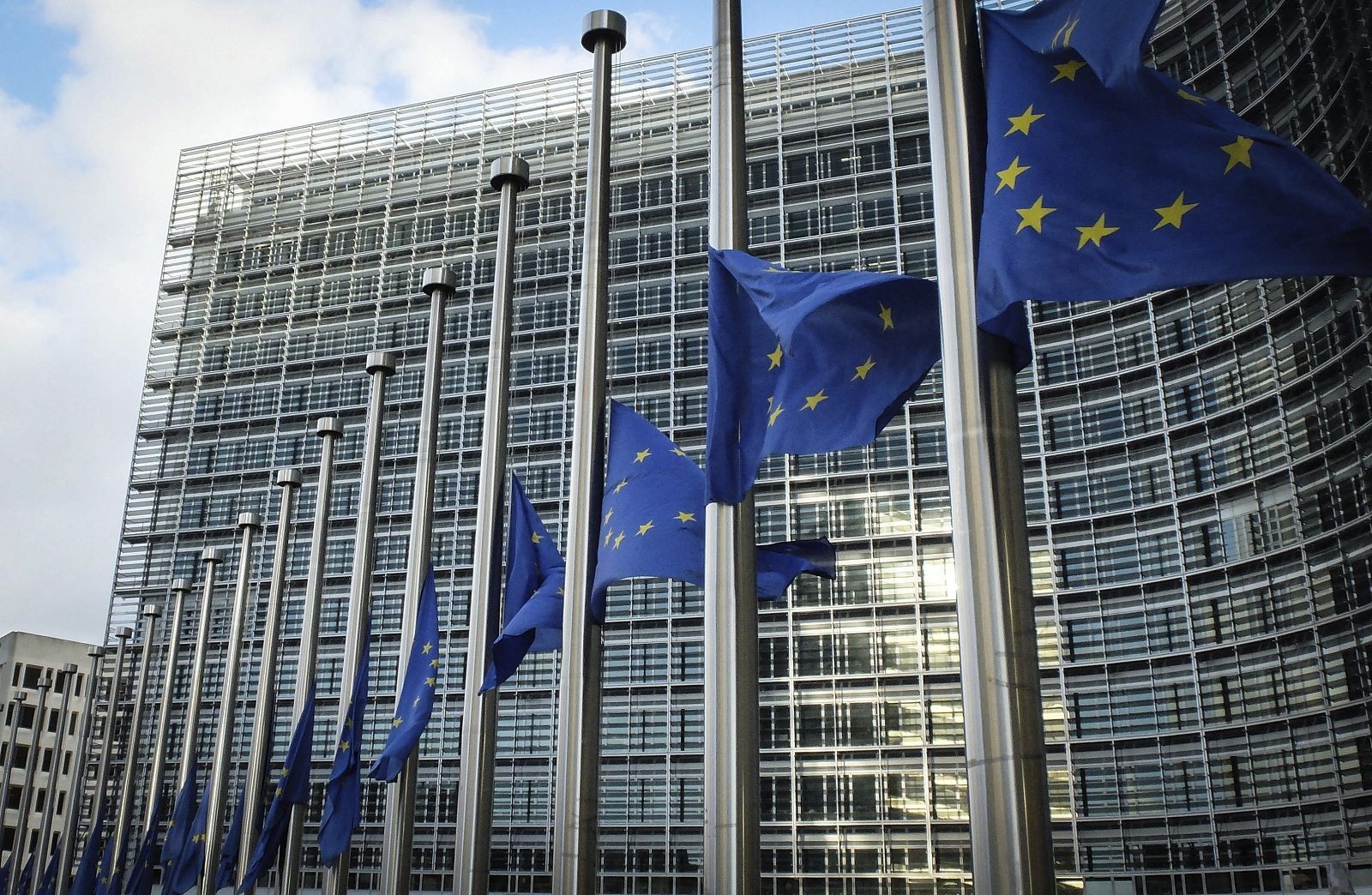 Banderas de la UE ondean delante de la sede de la Comisión Europea en Bruselas