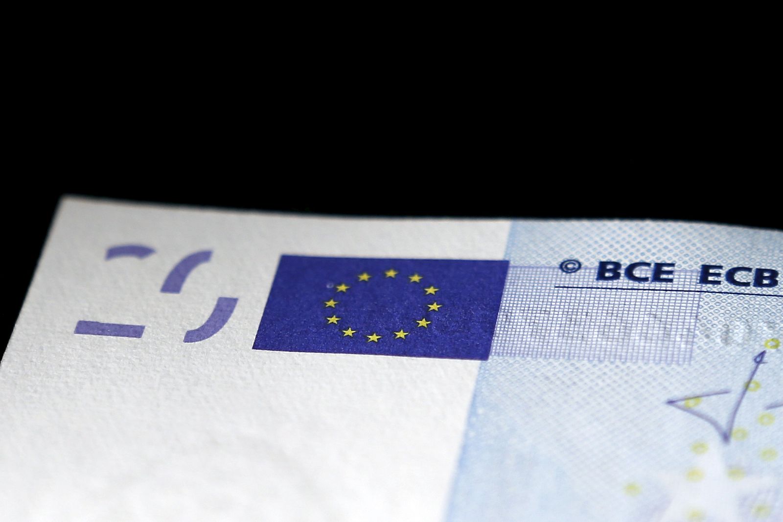 Detalle de la bandera de la UE en un billete de 20 euros