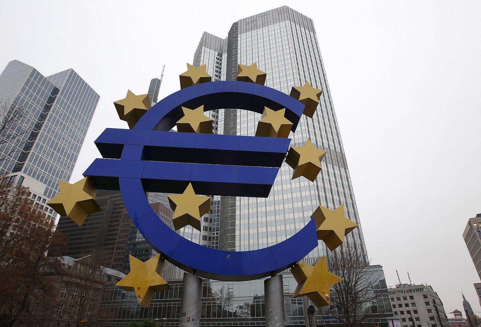 El logo del euro frente a la antigua sede del BCE en Fráncfort