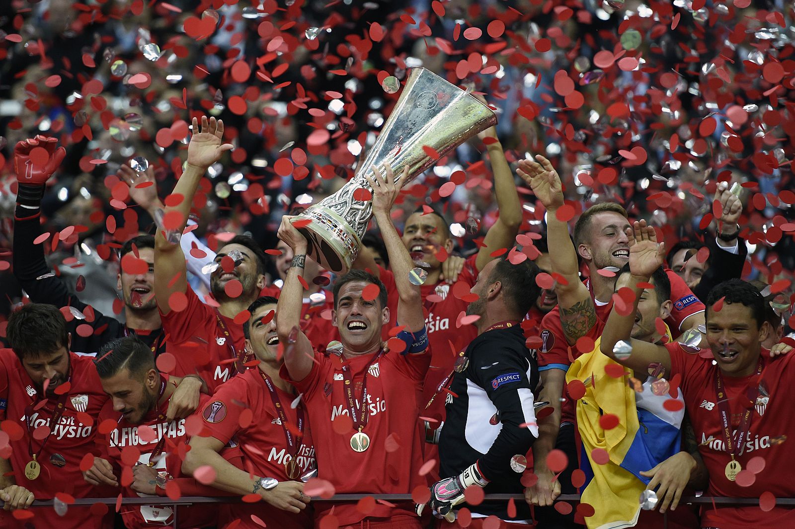 Los jugadores del Sevilla celebran la Europa League