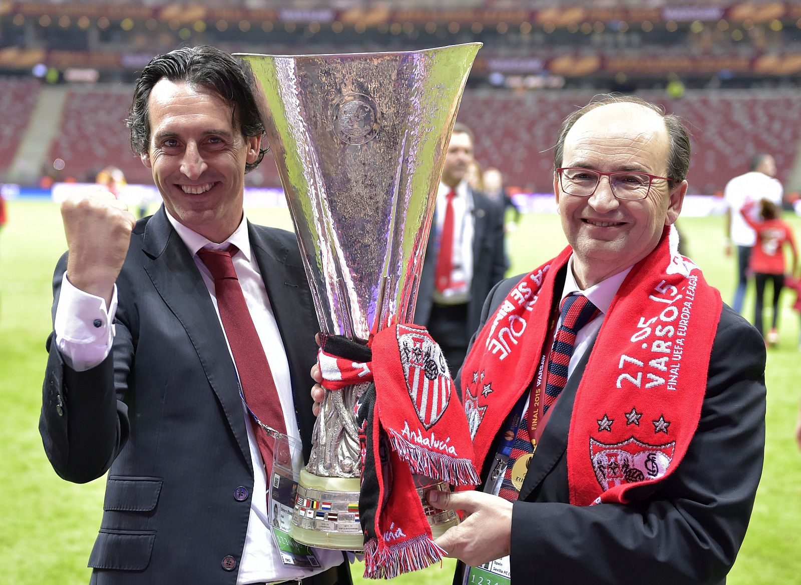 El director técnico del Sevilla, Unai Emery (i), celebra junto al presidente del club, José Castro Carmona (d), con el trofeo