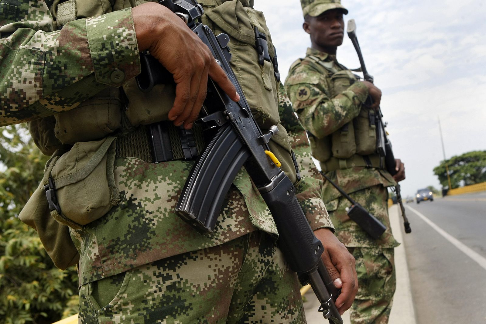 Miembros del Ejército colombiano custodian el puente que une los departamentos del Cauca y Valle en el suroeste del país.