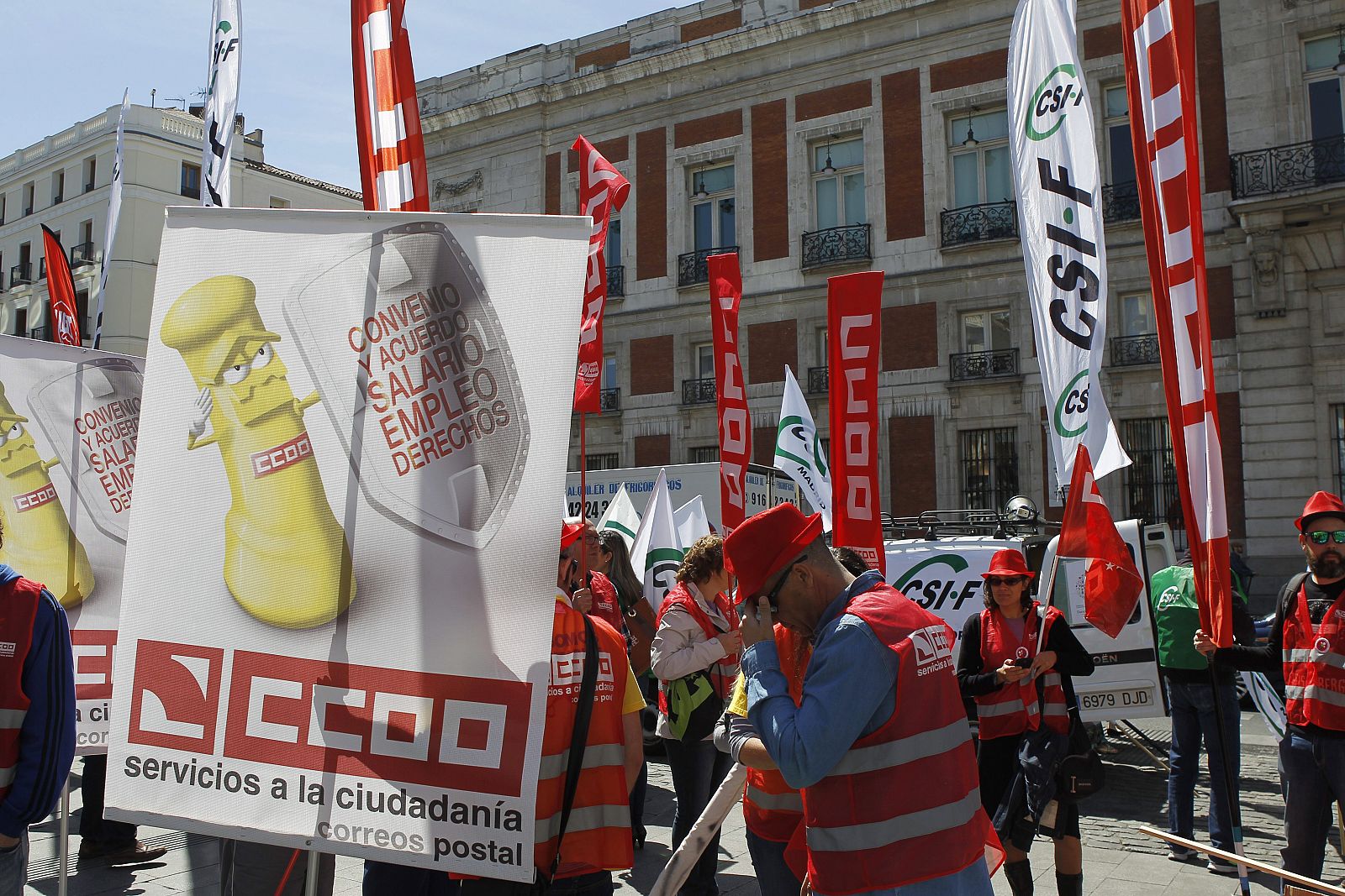 Concentración de trabajadores de Correos en la Puerta del Sol de Madrid