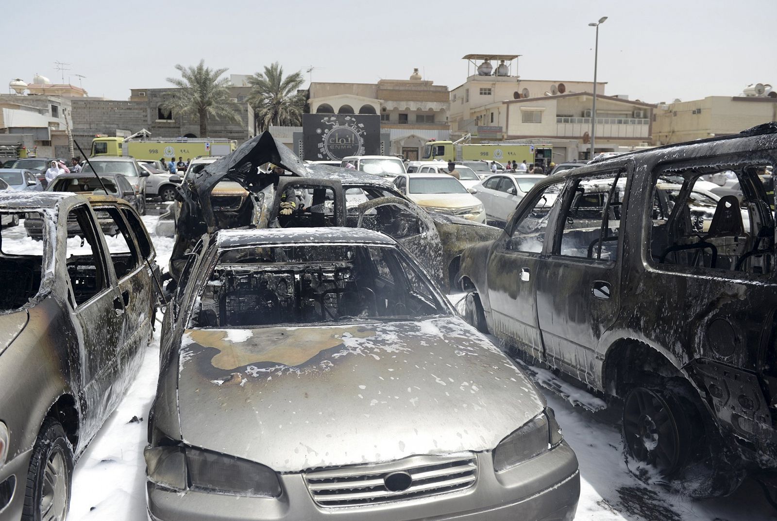 Vehículos destrozados por la explosión de un coche bomba en Dammam, Arabia Saudí