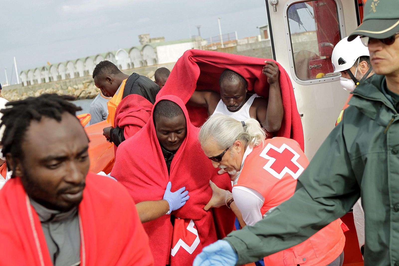Un grupo de inmigrantes que viajaba en pateras, rescatado por Salvamento Marítimo, llega al puerto de Tarifa (Cádiz), el pasado 25 de mayo.