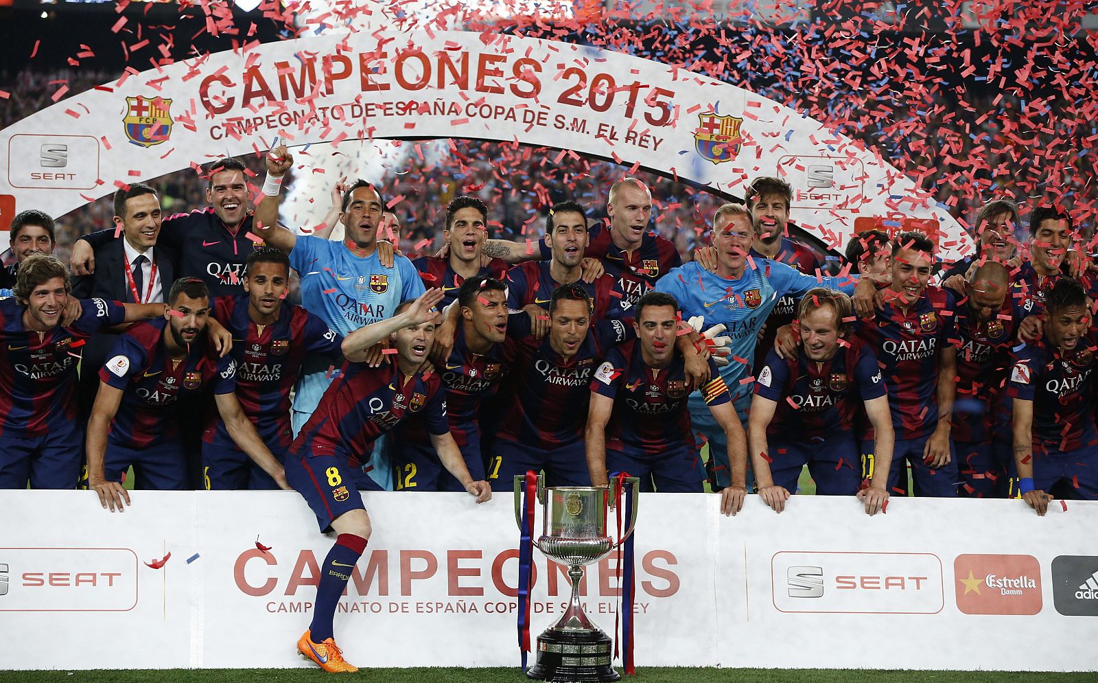 Los jugadores del FC Barcelona, tras vencer al Athletic de Bilbao en la final de la Copa del Rey