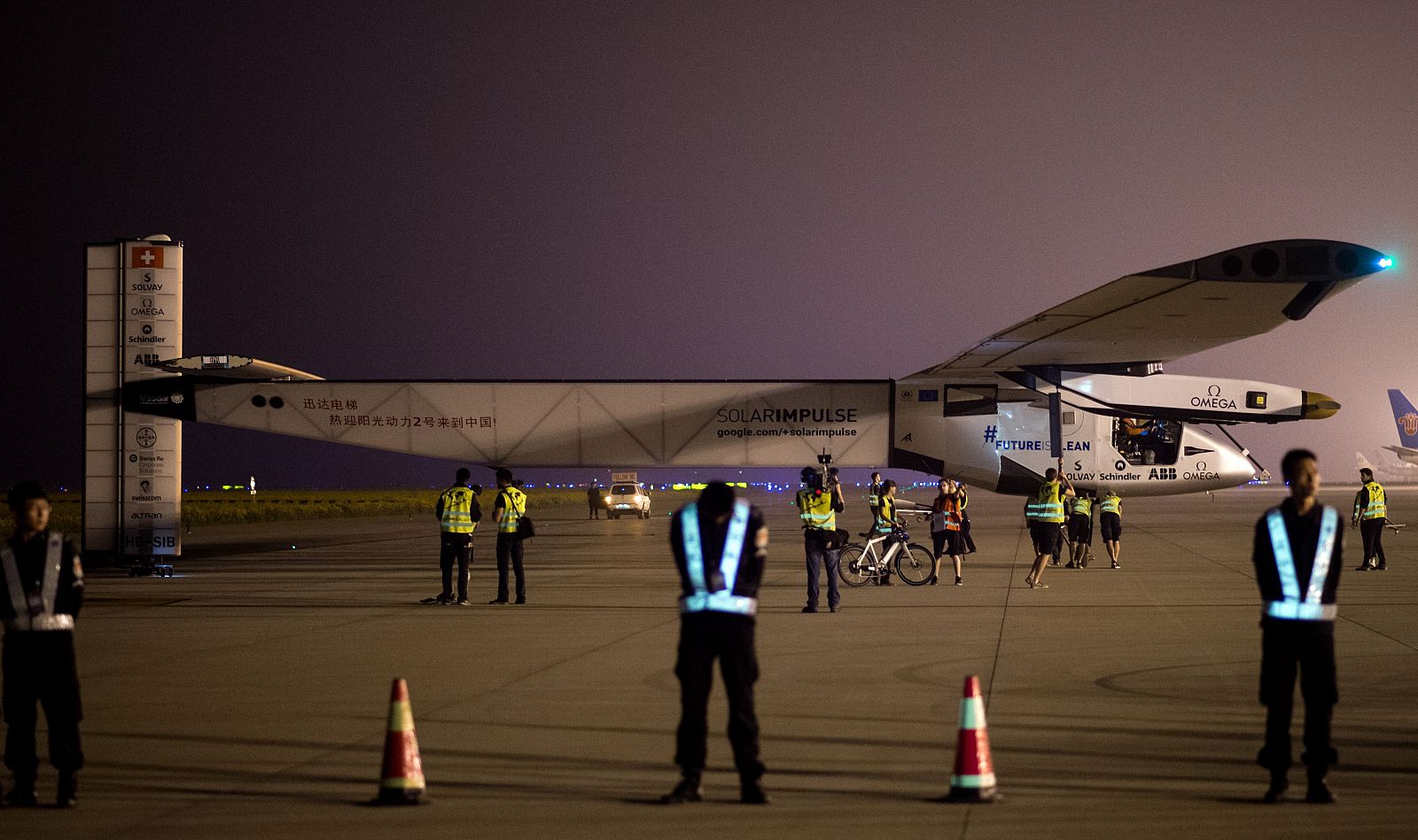 El avión solar Impulse II antes de despegar en el Aeropuerto Internacional de Nanjing Lukou en Nanjing.