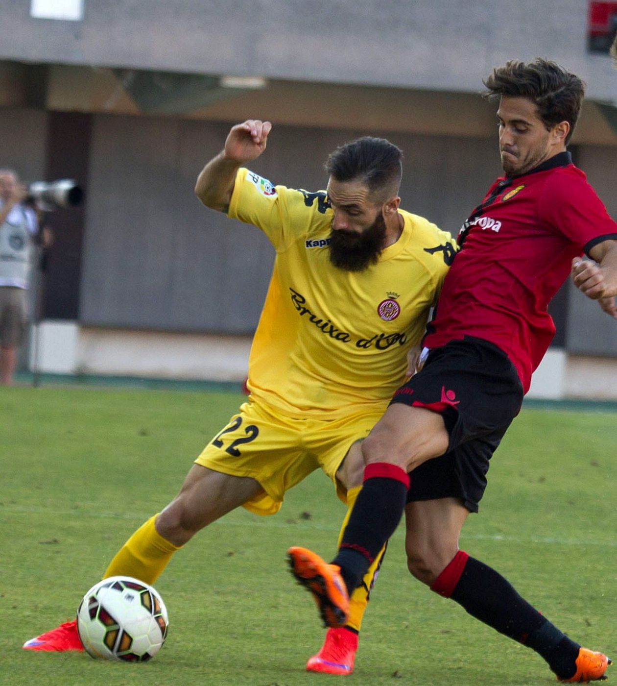 El defensa del Girona CF Miguel Ángel Garrido Cifuentes disputa el balón con Javi Ros.
