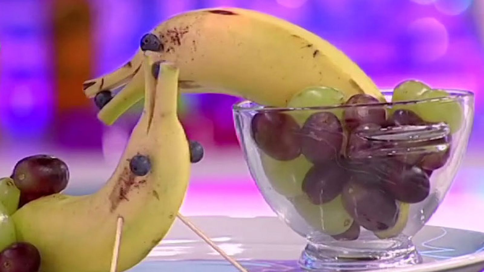 Receta - Delfines de plátano en piscina de uvas