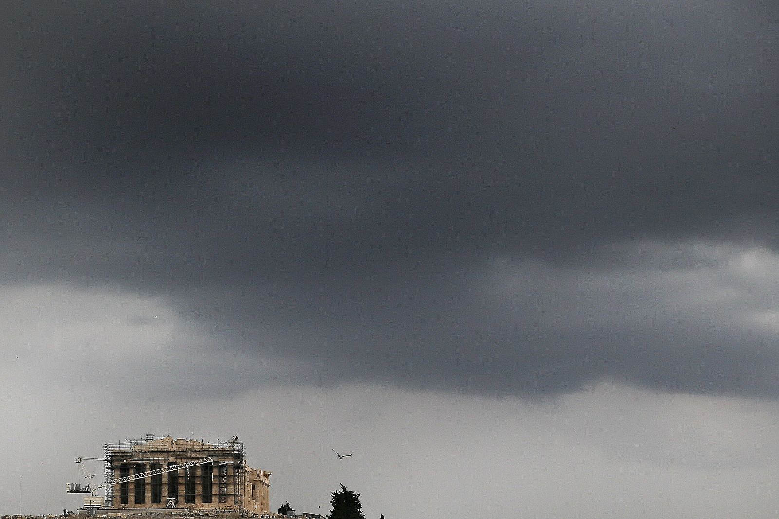 Nubes de tormenta sobre el Partenón en Atenas