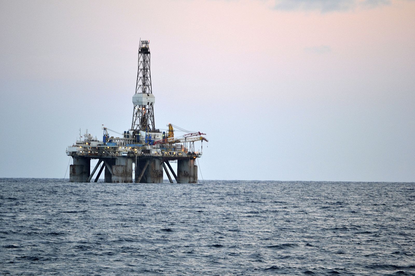 Una plataforma petrolífera en el mar.
