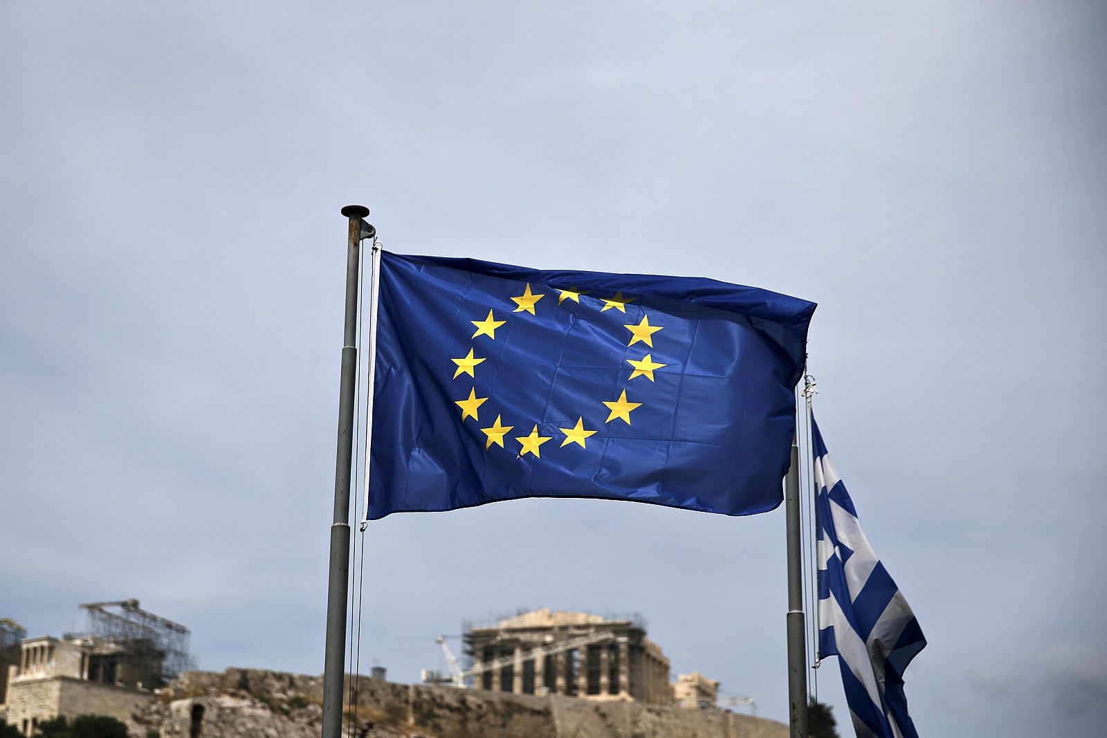 Una bandera de la UE ondea junto a una de Grecia en Atenas